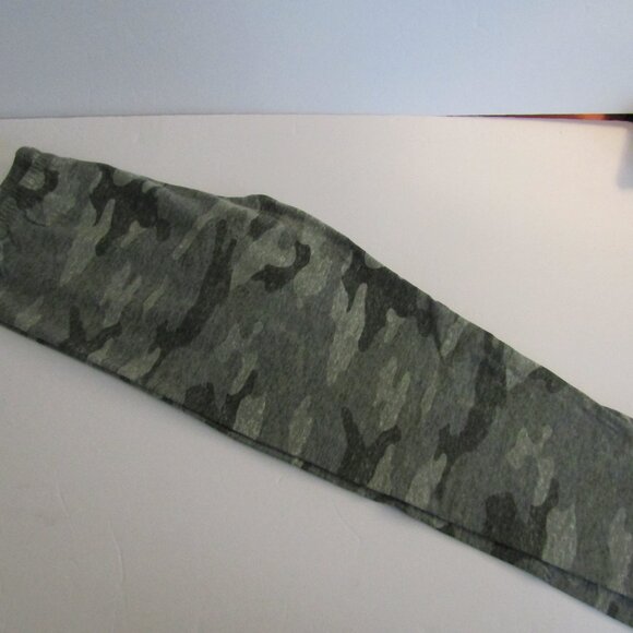 SO YOGA GREEN CAMO Yoga/Workout cropped Leggins/Pants,   SIZE LARGE  Exc - Picture 3 of 3